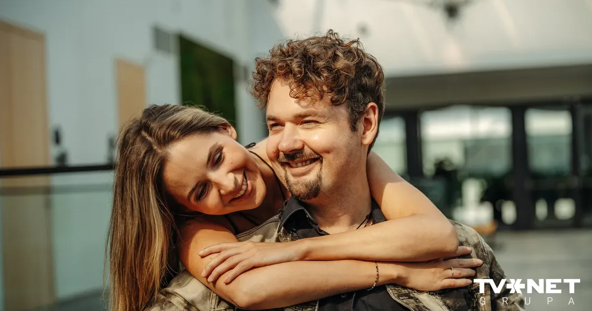 “Dagamba” čellists Valters Pūce un kontrabasiste Alise Broka saderinājušies Taizemē